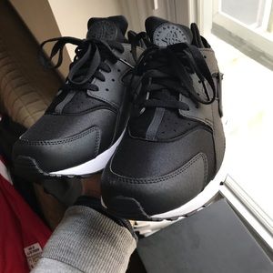 Nike Huarache blk/white 9.5 BRAND NEW